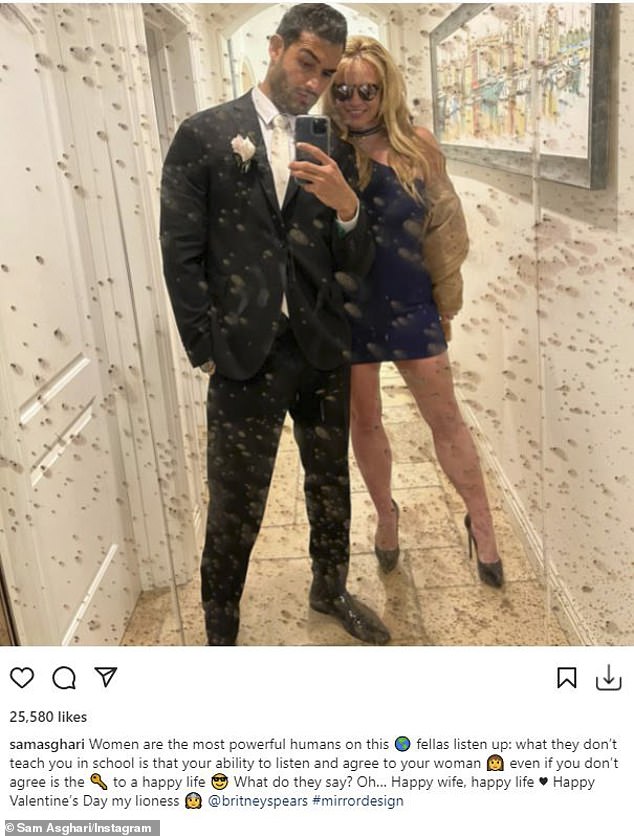 Tellement mignon : il l'appelle souvent sa « femme » sur Instagram, ce qui ne permet pas de savoir si les fiancés ont réellement marché dans l'allée.  Et lundi, Sam Asgari a partagé une photo de lui avec Britney Spears, 40 ans, prenant un joli selfie dans le miroir, se référant à nouveau à elle comme sa 