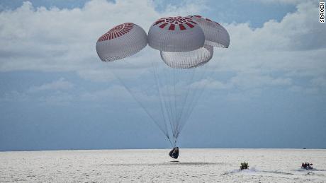 SpaceX vient de faire venir le premier équipage de touristes de l'espace.  Voici la suite