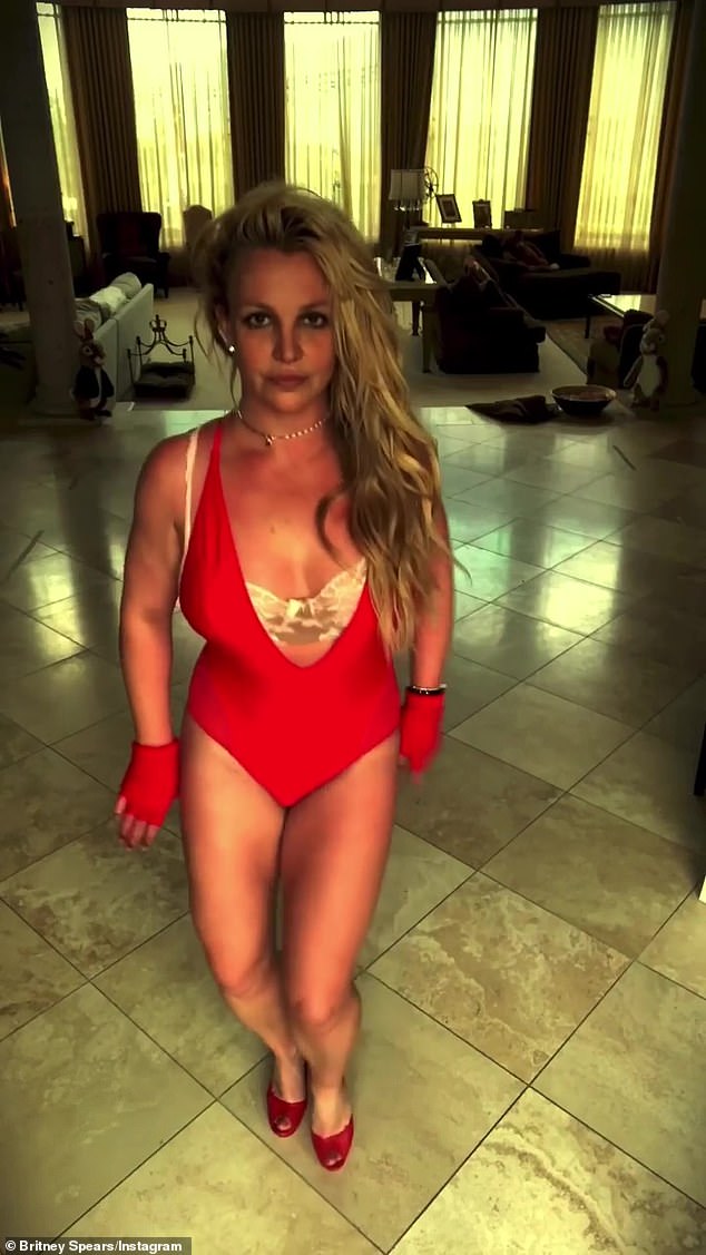 Dancing Queen: Britney a également partagé une vidéo d'elle-même en train de danser en l'honneur de la Saint-Valentin sur sa page Instagram