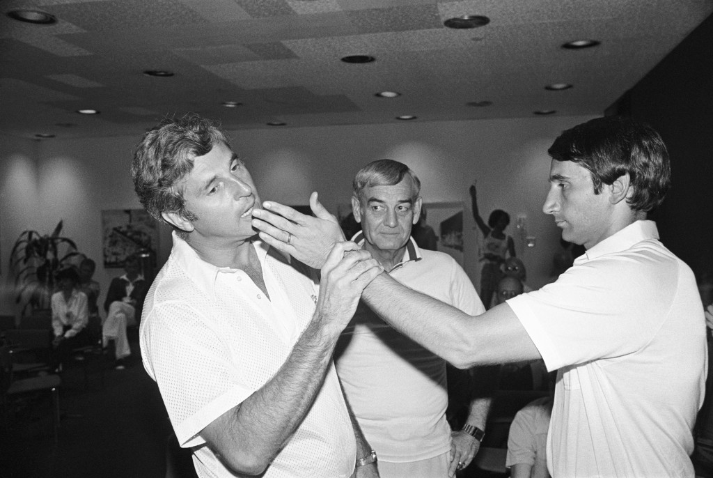 Bob Knight illustre l'incident qui a conduit à son arrestation à Porto Rico en 1979 à l'entraîneur adjoint de l'époque, Mike Krzyzewski.