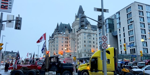 Des camions bloquent des routes au centre-ville d'Ottawa.