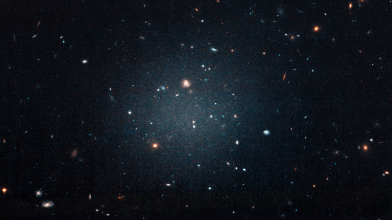La tache de lumière légèrement floue au milieu de l'image est la galaxie DF2, dispersée de sorte que d'autres galaxies soient clairement visibles derrière elle.