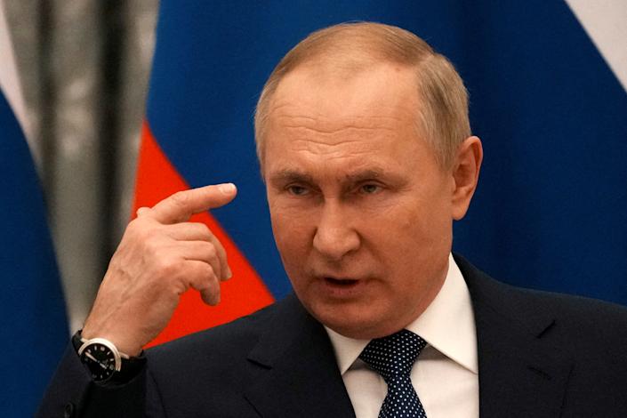 Le président russe Vladimir Poutine prononce un discours lors d'une conférence de presse à Moscou.