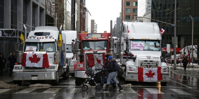Des camions bloquent une section de la rue Metcalfe pendant "Caravane de la liberté" Une manifestation au centre-ville d'Ottawa, Ontario, Canada, le jeudi 10 février 2022. 